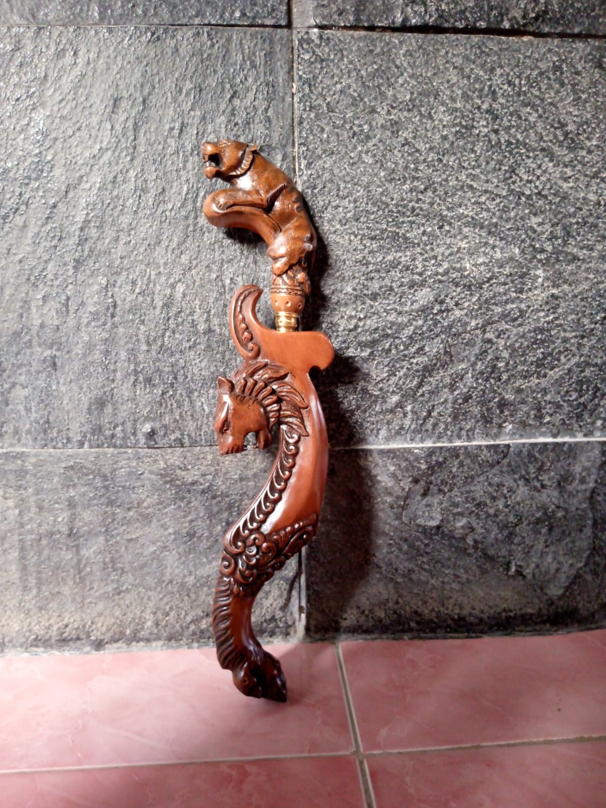 Kujang lame 15 cm en acier de Damas, manche et étui en bois de Rasamala